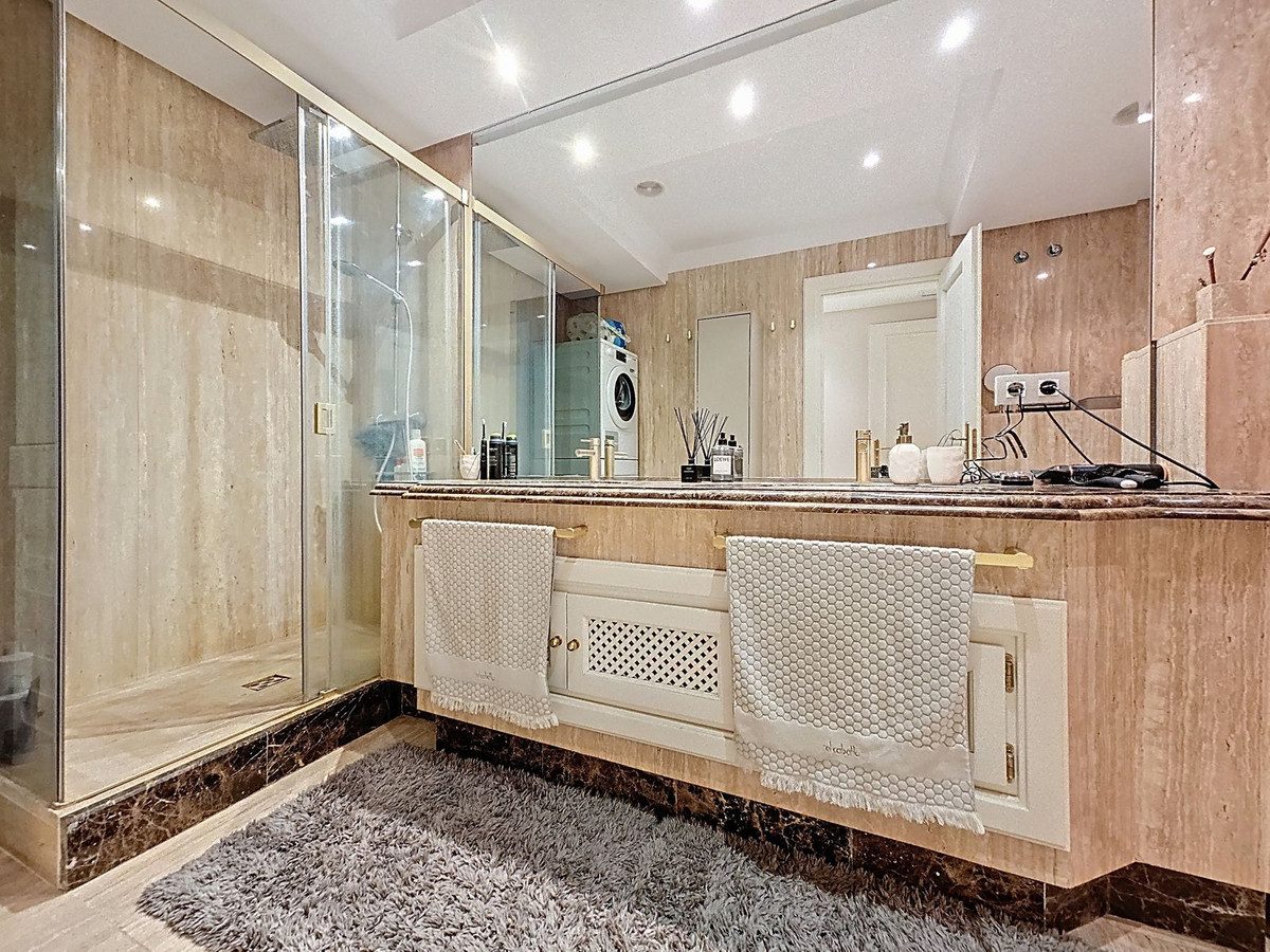 Ground Floor Apartment in Estepona, Costa del Sol – 3 beds – 1200000 € - photo 15 of 40