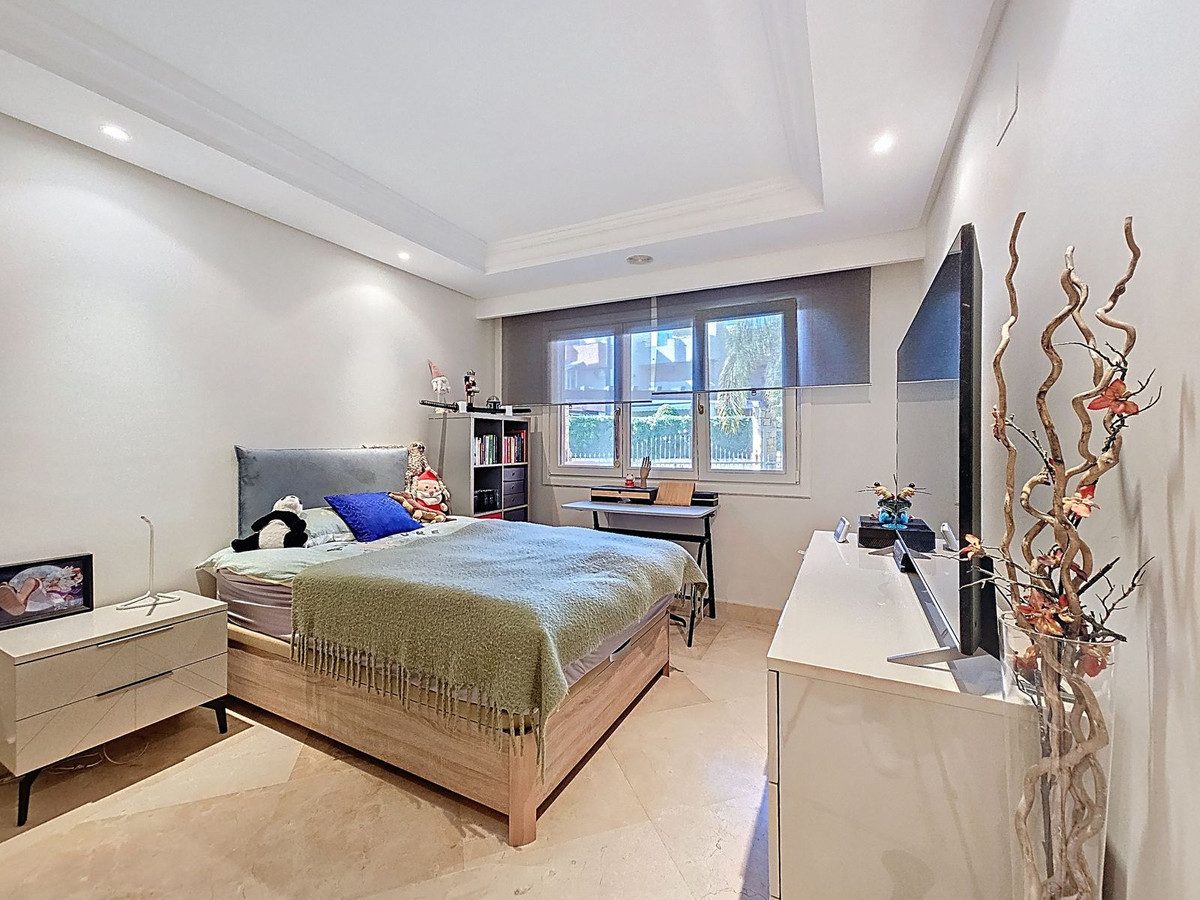 Ground Floor Apartment in Estepona, Costa del Sol – 3 beds – 1200000 € - photo 17 of 40