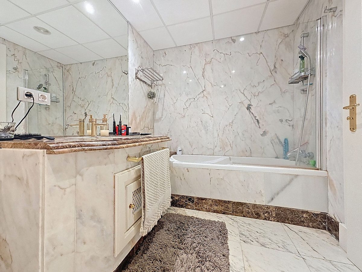 Ground Floor Apartment in Estepona, Costa del Sol – 3 beds – 1200000 € - photo 20 of 40