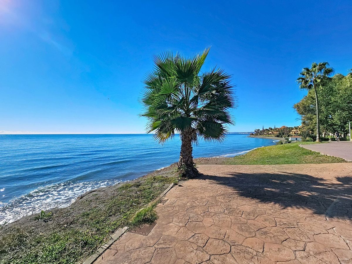 Ground Floor Apartment in Estepona, Costa del Sol – 3 beds – 1200000 € - photo 25 of 40