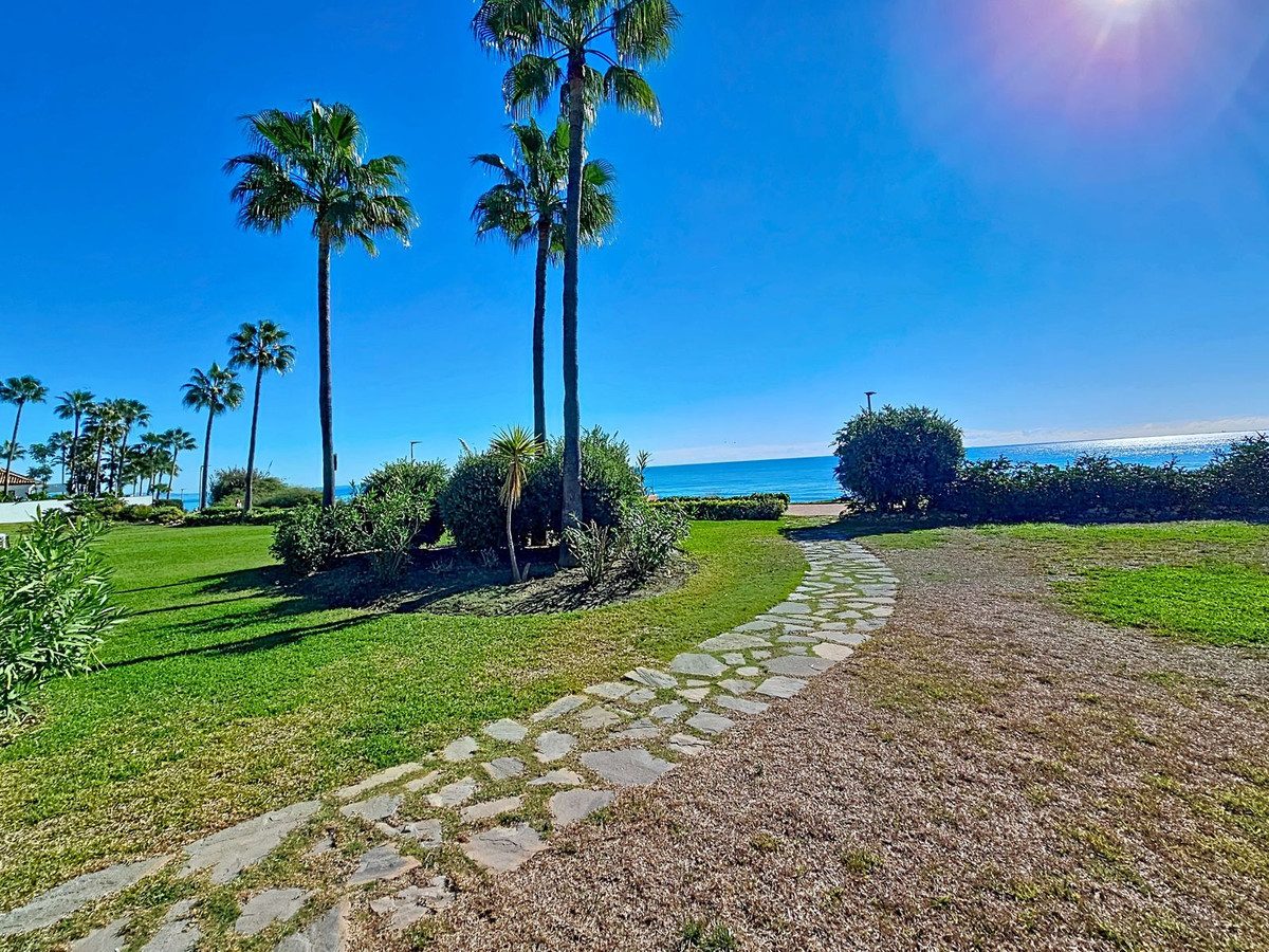 Ground Floor Apartment in Estepona, Costa del Sol – 3 beds – 1200000 € - photo 27 of 40