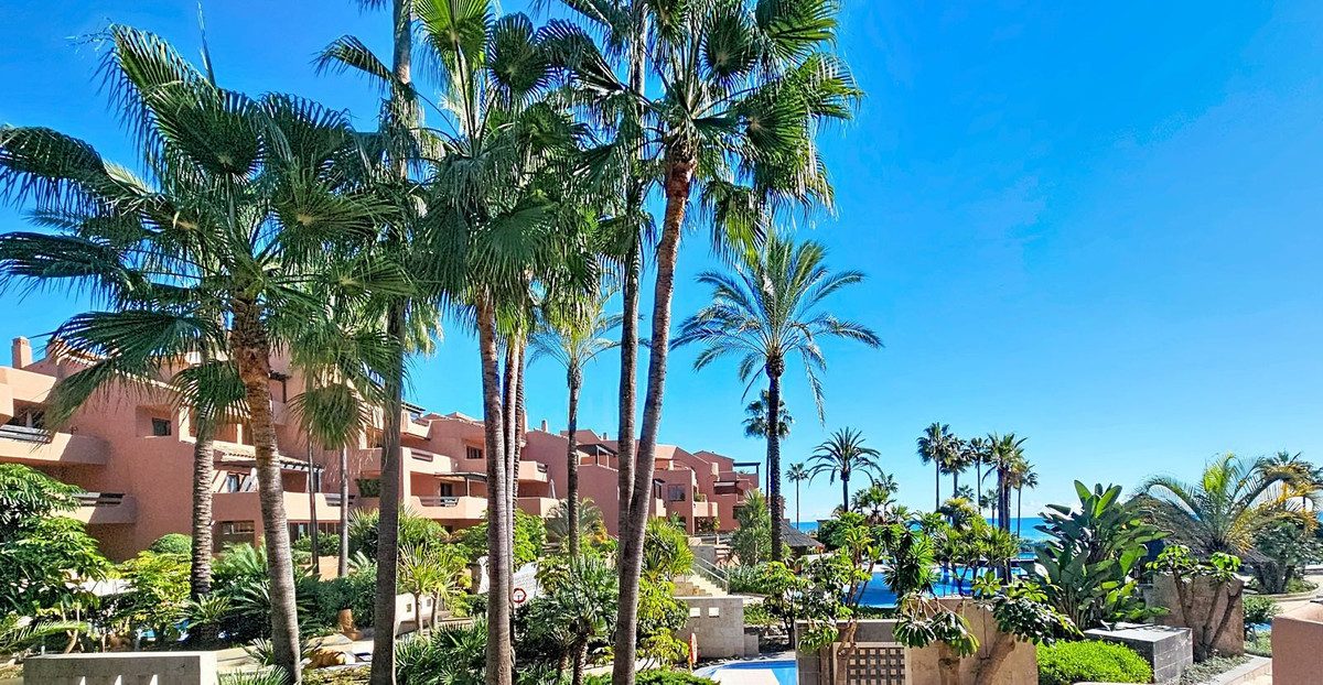 Ground Floor Apartment in Estepona, Costa del Sol – 3 beds – 1200000 € - photo 28 of 40
