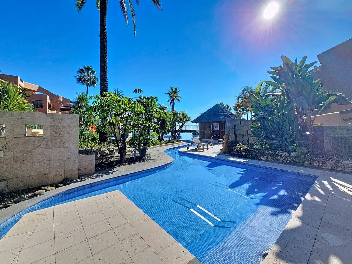 Ground Floor Apartment in Estepona, Costa del Sol – 3 beds – 1200000 € - photo 29 of 40