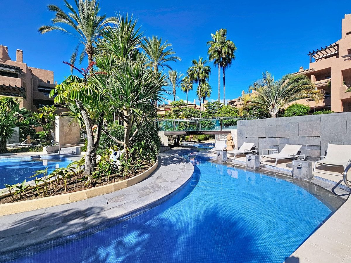 Ground Floor Apartment in Estepona, Costa del Sol – 3 beds – 1200000 € - photo 33 of 40