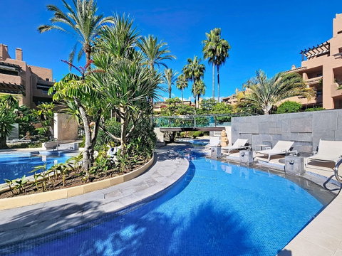 Ground Floor Apartment in Estepona, Costa del Sol – 3 beds – 1200000 € - photo 33 of 40