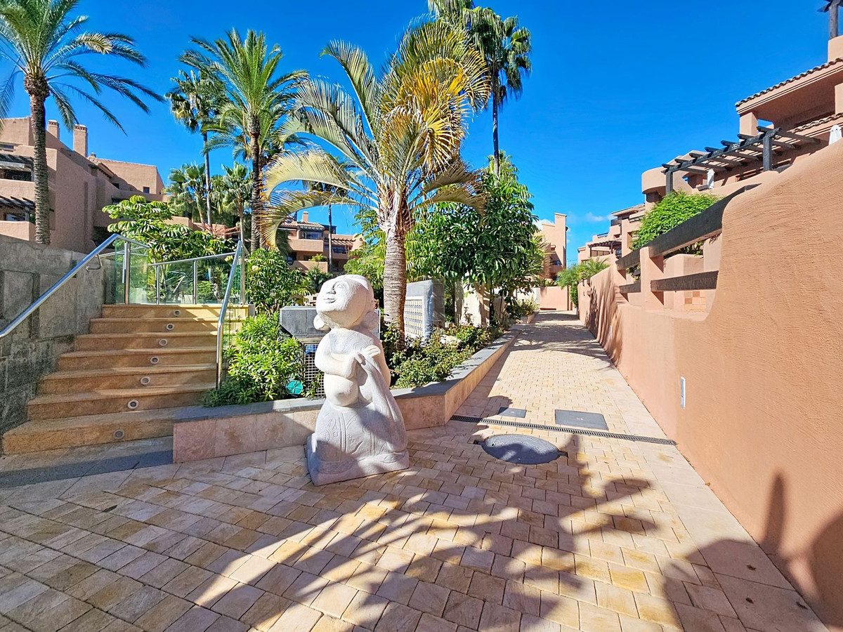 Ground Floor Apartment in Estepona, Costa del Sol – 3 beds – 1200000 € - photo 35 of 40