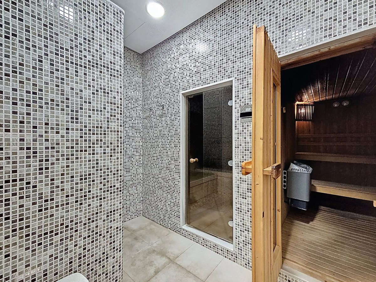 Ground Floor Apartment in Estepona, Costa del Sol – 3 beds – 1200000 € - photo 39 of 40