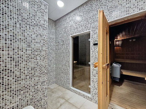 Ground Floor Apartment in Estepona, Costa del Sol – 3 beds – 1200000 € - photo 39 of 40