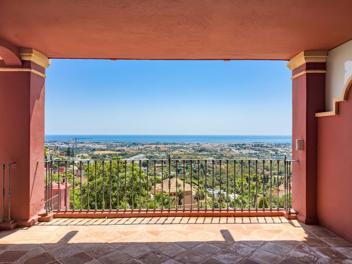 Middle Floor Apartment in Benahavís, Costa del Sol – 2 beds – 559000 € - photo 1 of 43