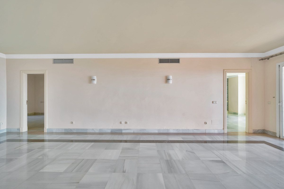 Middle Floor Apartment in Benahavís, Costa del Sol – 2 beds – 559000 € - photo 7 of 43