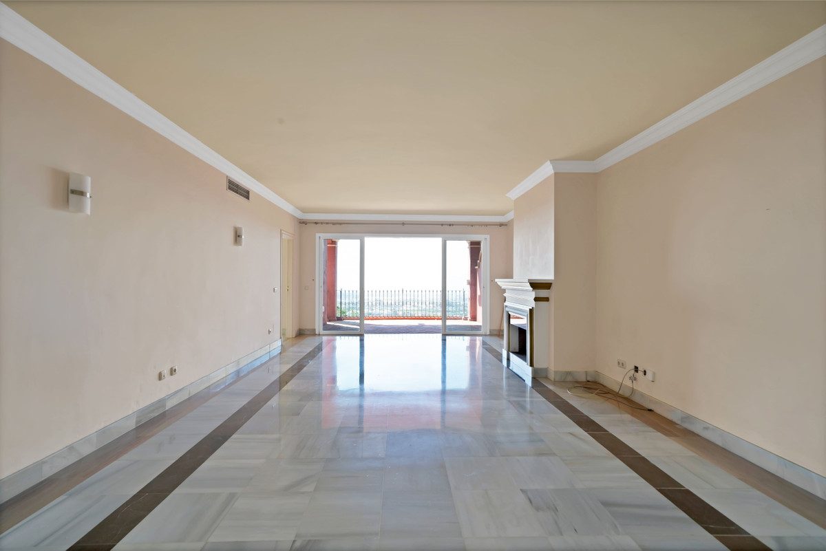 Middle Floor Apartment in Benahavís, Costa del Sol – 2 beds – 559000 € - photo 8 of 43