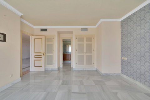 Middle Floor Apartment in Benahavís, Costa del Sol – 2 beds – 559000 € - photo 10 of 43