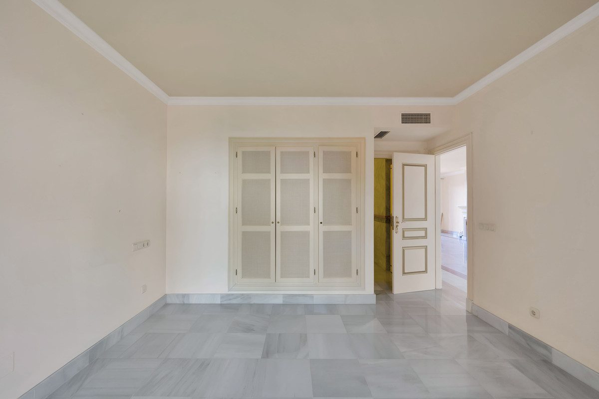 Middle Floor Apartment in Benahavís, Costa del Sol – 2 beds – 559000 € - photo 15 of 43