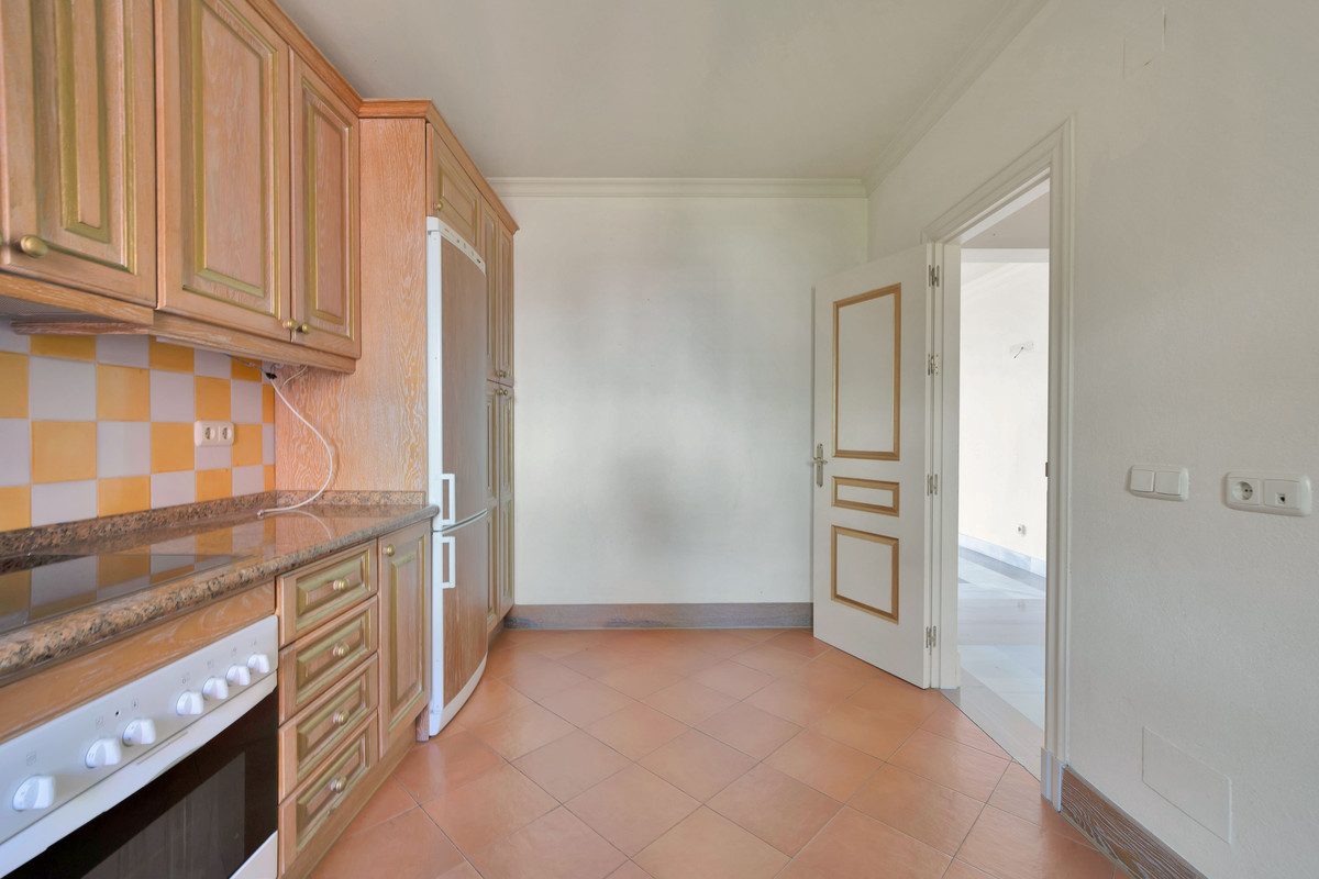 Middle Floor Apartment in Benahavís, Costa del Sol – 2 beds – 559000 € - photo 17 of 43
