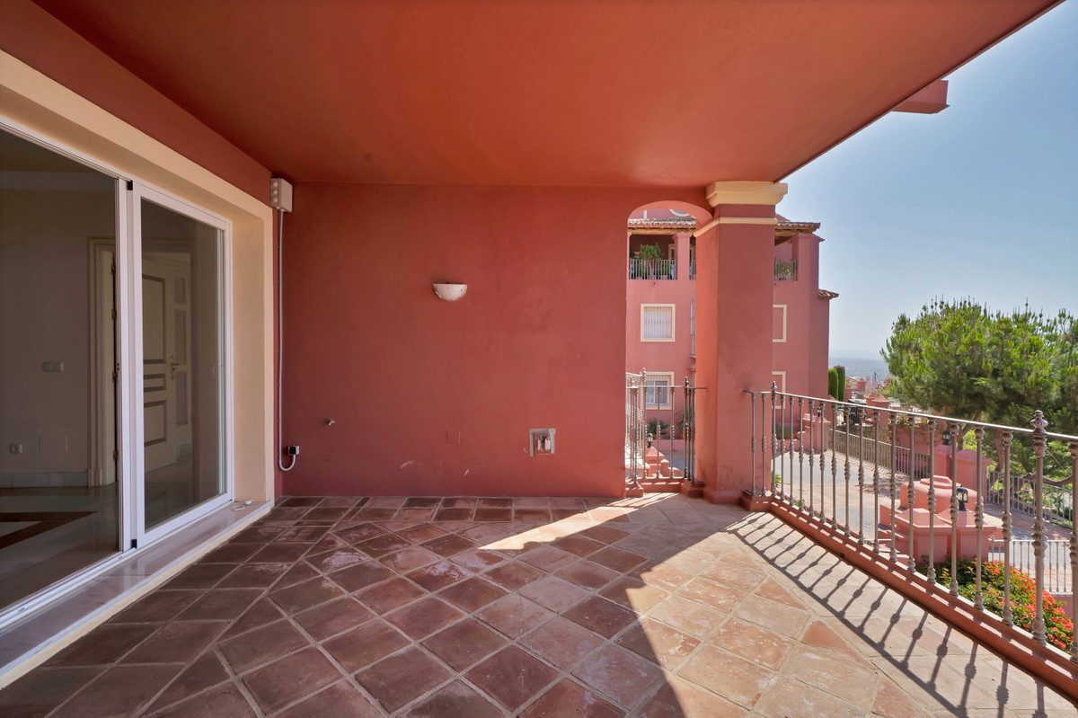 Middle Floor Apartment in Benahavís, Costa del Sol – 2 beds – 559000 € - photo 21 of 43