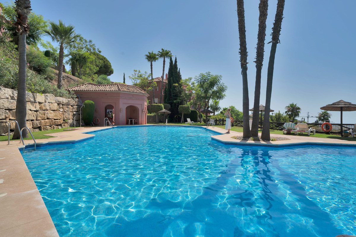 Middle Floor Apartment in Benahavís, Costa del Sol – 2 beds – 559000 € - photo 24 of 43