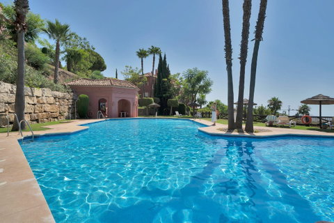 Middle Floor Apartment in Benahavís, Costa del Sol – 2 beds – 559000 € - photo 24 of 43