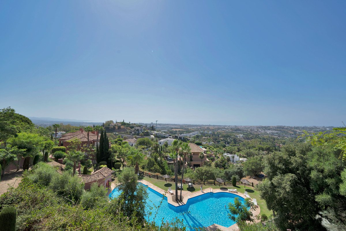 Middle Floor Apartment in Benahavís, Costa del Sol – 2 beds – 559000 € - photo 27 of 43