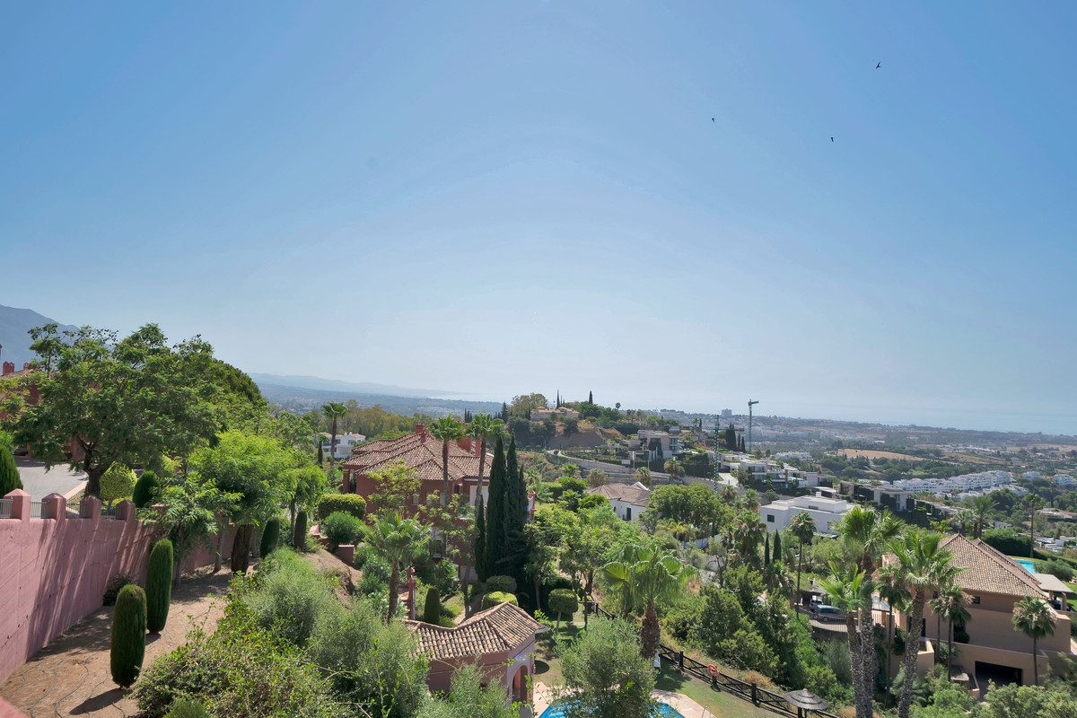 Middle Floor Apartment in Benahavís, Costa del Sol – 2 beds – 559000 € - photo 28 of 43