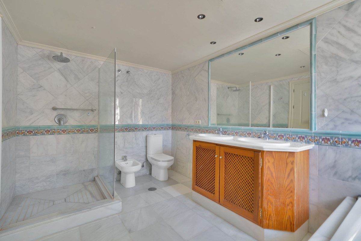 Middle Floor Apartment in Benahavís, Costa del Sol – 2 beds – 559000 € - photo 34 of 43