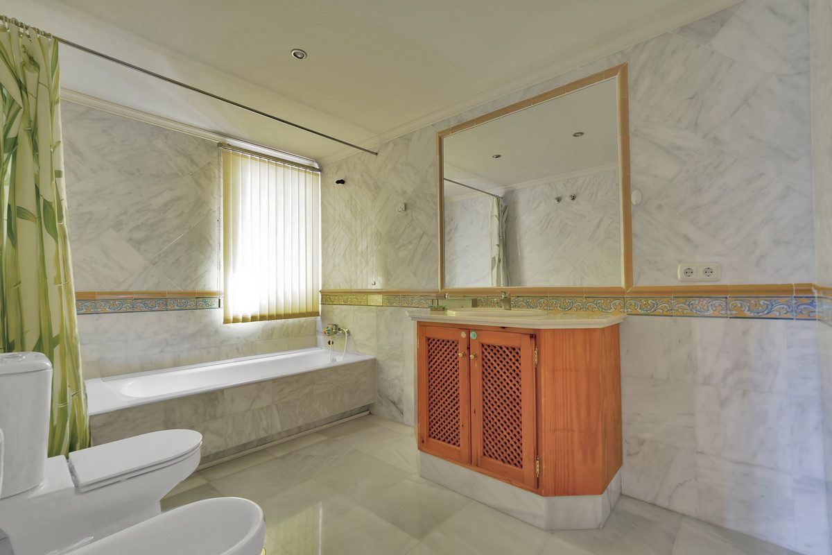 Middle Floor Apartment in Benahavís, Costa del Sol – 2 beds – 559000 € - photo 36 of 43