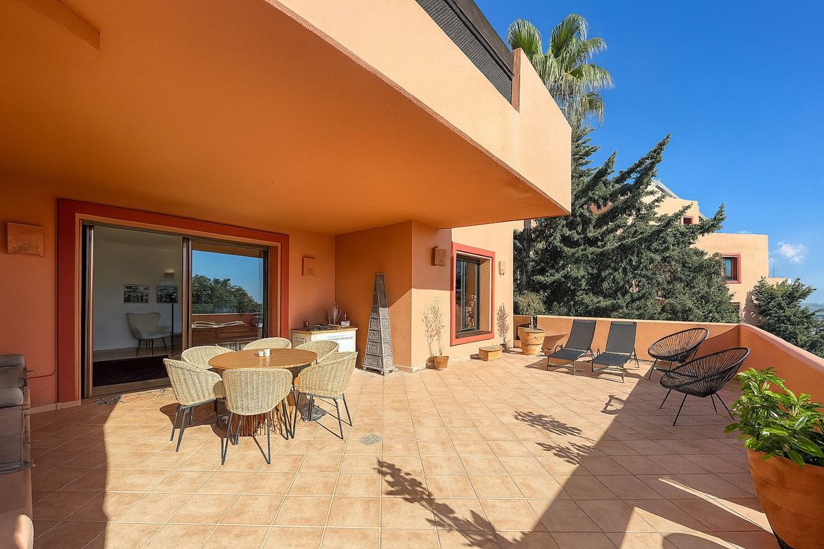 Middle Floor Apartment in Marbella, Costa del Sol – 3 beds – 475000 € - photo 2 of 38