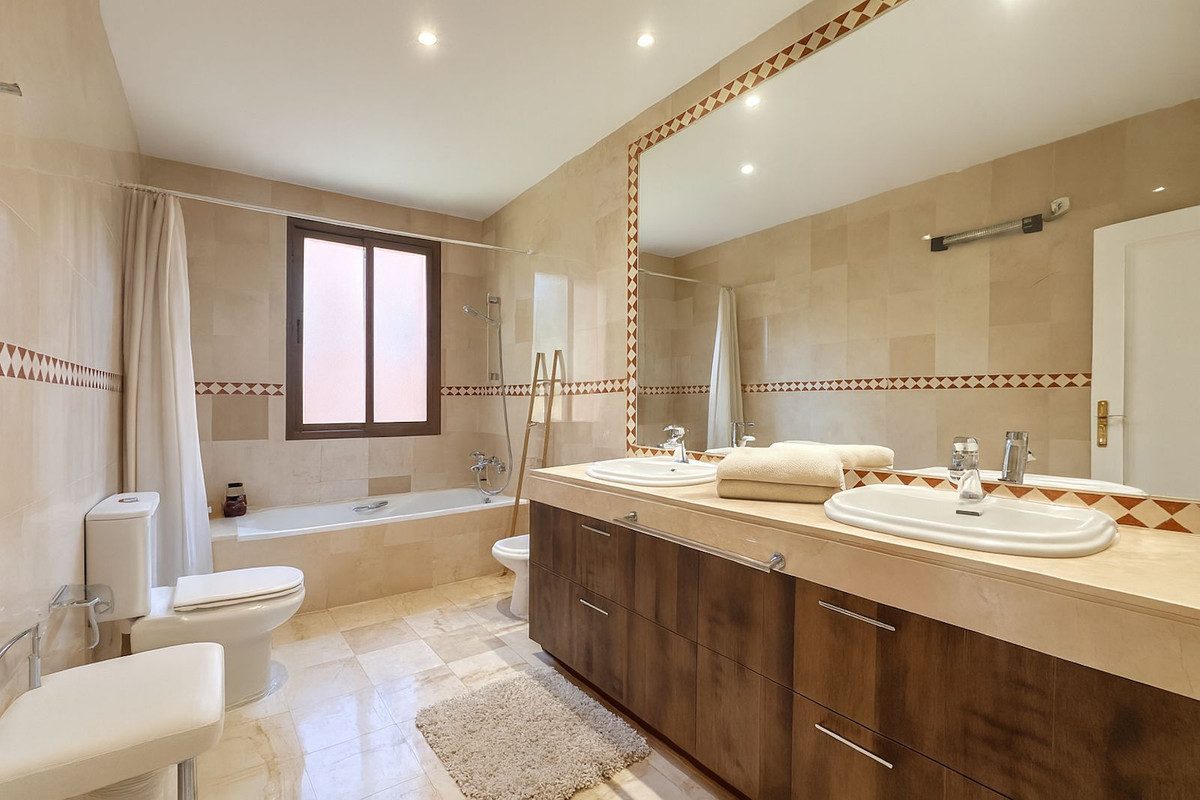 Middle Floor Apartment in Marbella, Costa del Sol – 3 beds – 475000 € - photo 21 of 38