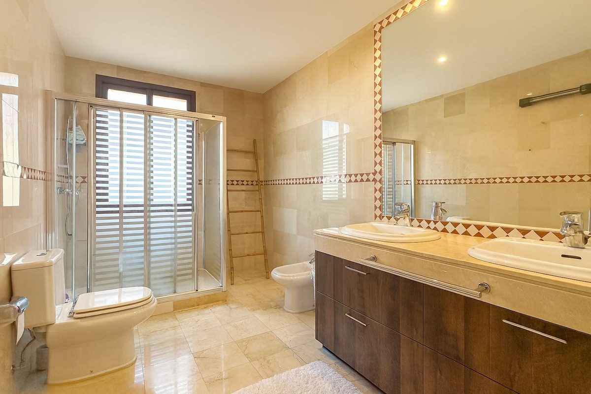 Middle Floor Apartment in Marbella, Costa del Sol – 3 beds – 475000 € - photo 26 of 38