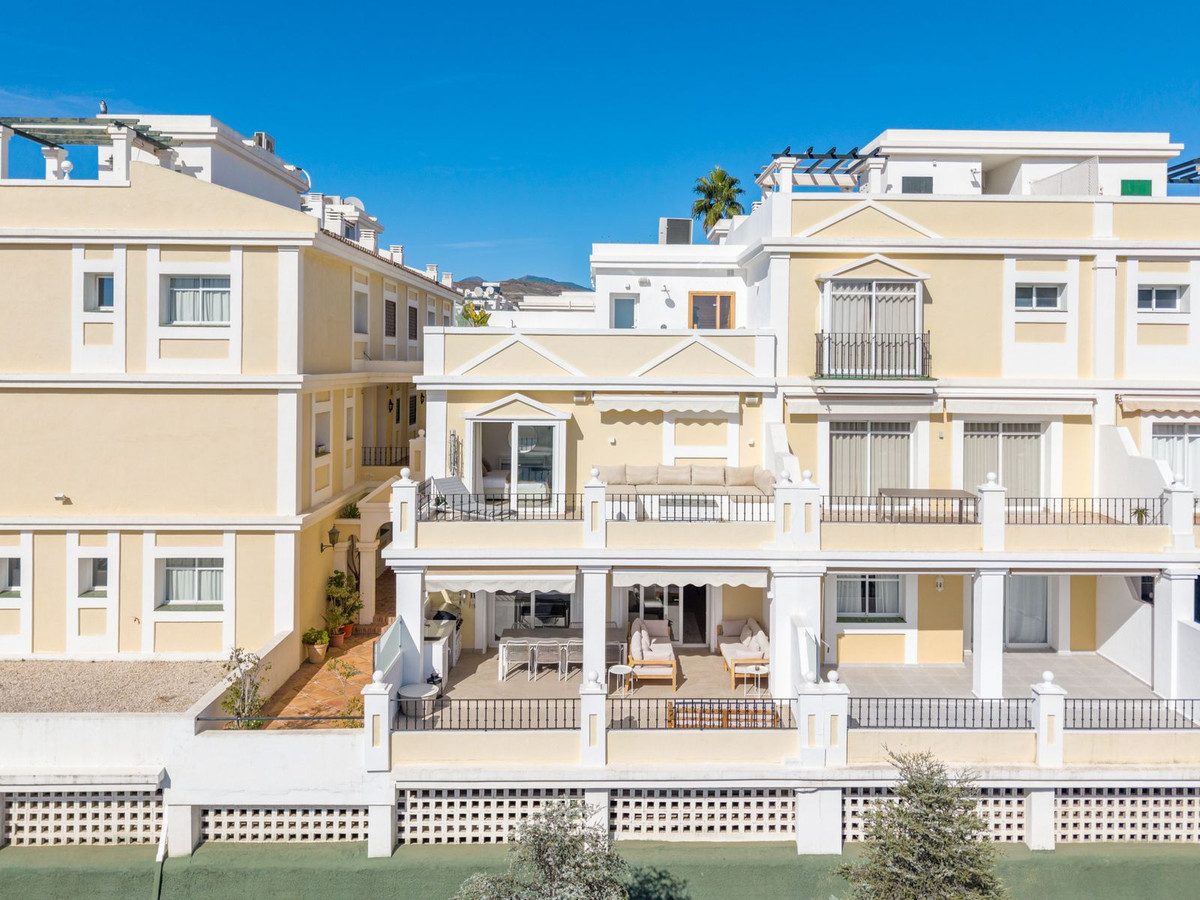 Townhouse in Marbella, Costa del Sol – 4 beds – 1395000 € - photo 9 of 44