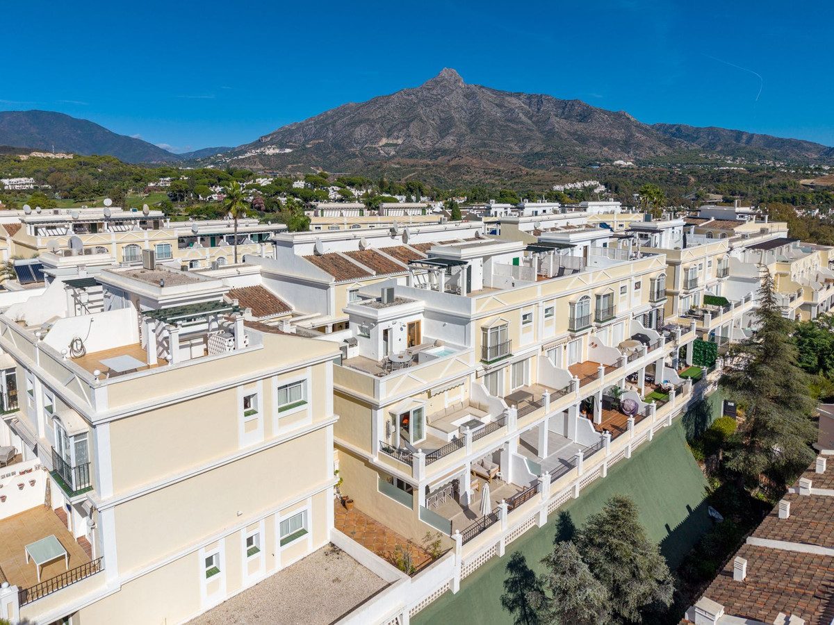 Townhouse in Marbella, Costa del Sol – 4 beds – 1395000 € - photo 37 of 44