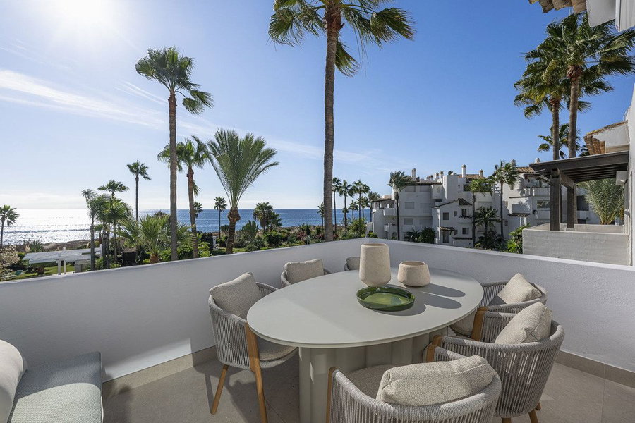 Middle Floor Apartment in Estepona, Costa del Sol – 2 beds – 995000 € - photo 1 of 31