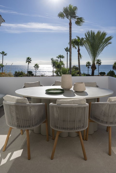 Middle Floor Apartment in Estepona, Costa del Sol – 2 beds – 995000 € - photo 2 of 31