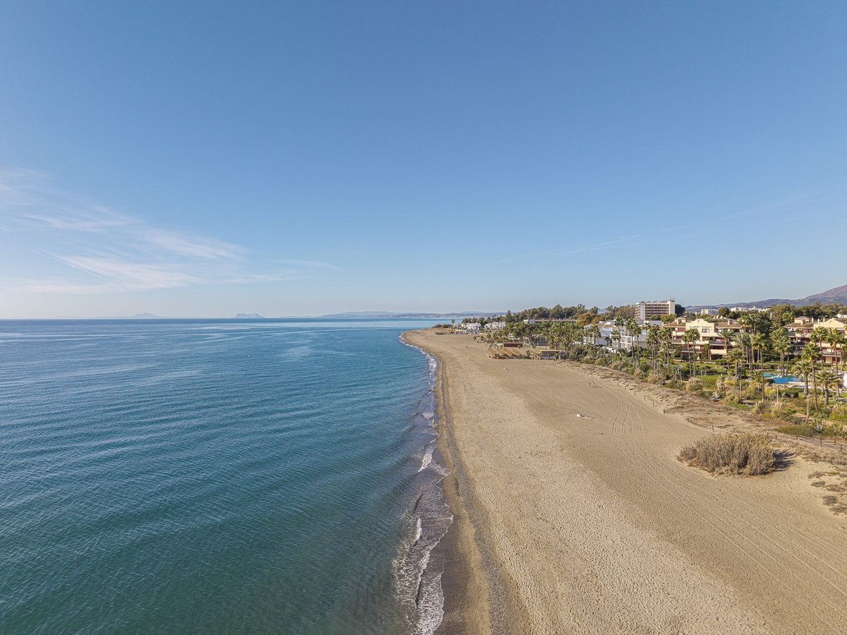 Middle Floor Apartment in Estepona, Costa del Sol – 2 beds – 995000 € - photo 3 of 31