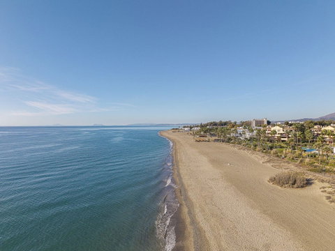 Middle Floor Apartment in Estepona, Costa del Sol – 2 beds – 995000 € - photo 3 of 31