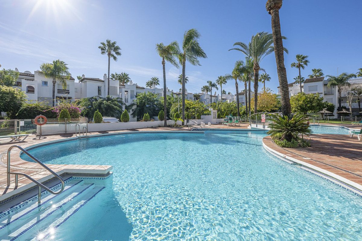 Middle Floor Apartment in Estepona, Costa del Sol – 2 beds – 995000 € - photo 4 of 31