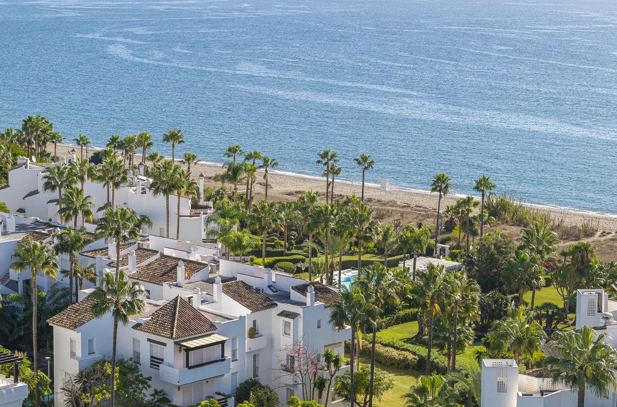 Middle Floor Apartment in Estepona, Costa del Sol – 2 beds – 995000 € - photo 5 of 31