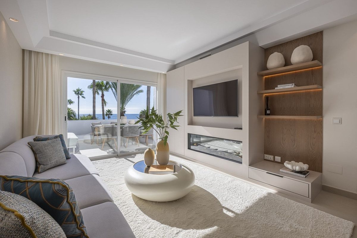 Middle Floor Apartment in Estepona, Costa del Sol – 2 beds – 995000 € - photo 6 of 31