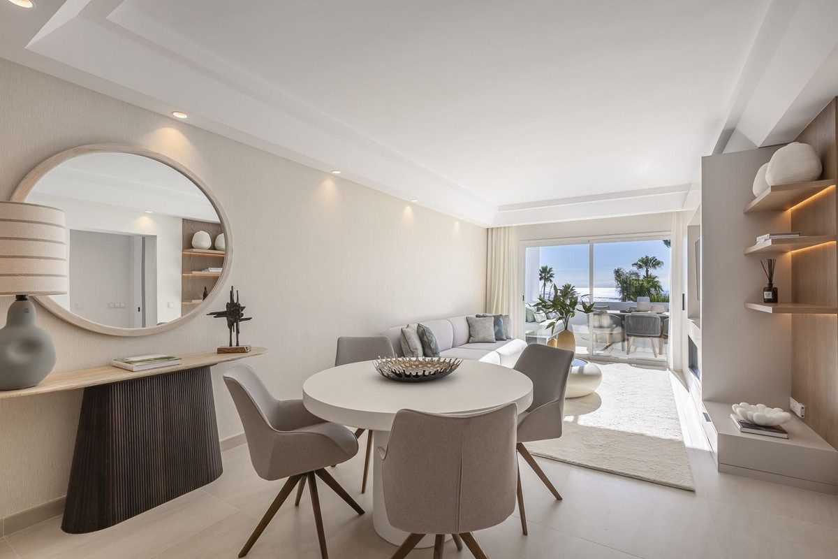 Middle Floor Apartment in Estepona, Costa del Sol – 2 beds – 995000 € - photo 9 of 31