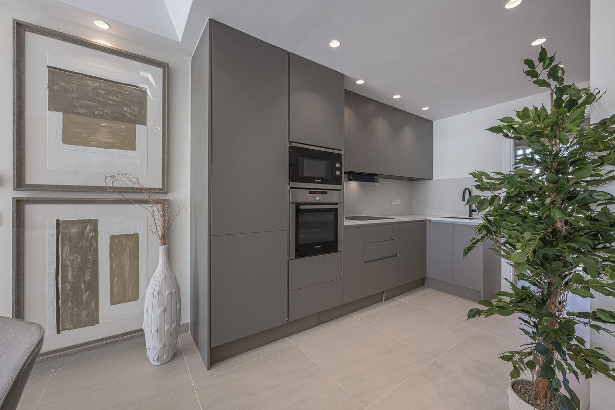 Middle Floor Apartment in Estepona, Costa del Sol – 2 beds – 995000 € - photo 10 of 31