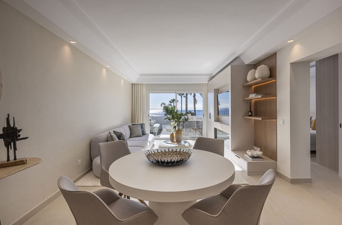 Middle Floor Apartment in Estepona, Costa del Sol – 2 beds – 995000 € - photo 11 of 31