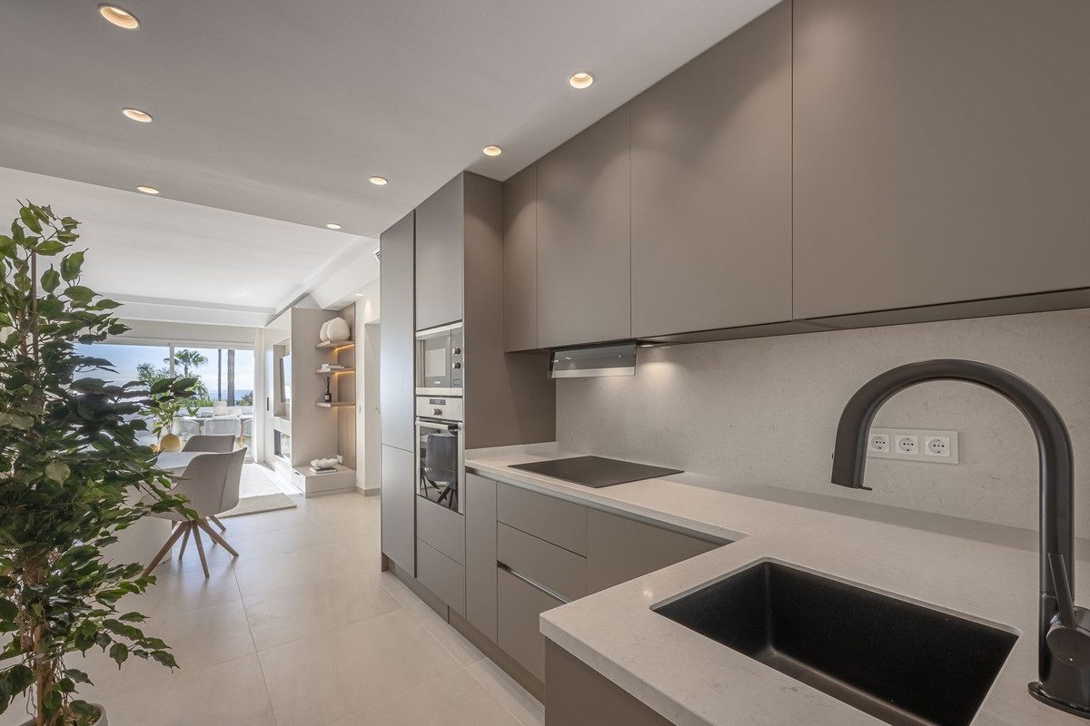 Middle Floor Apartment in Estepona, Costa del Sol – 2 beds – 995000 € - photo 12 of 31