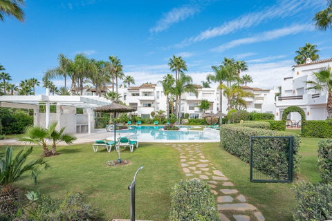 Middle Floor Apartment in Estepona, Costa del Sol – 2 beds – 995000 € - photo 14 of 31