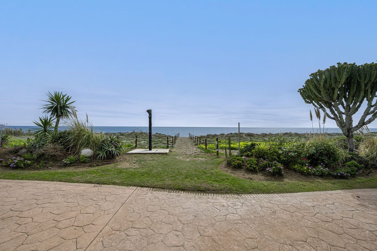 Middle Floor Apartment in Estepona, Costa del Sol – 2 beds – 995000 € - photo 15 of 31
