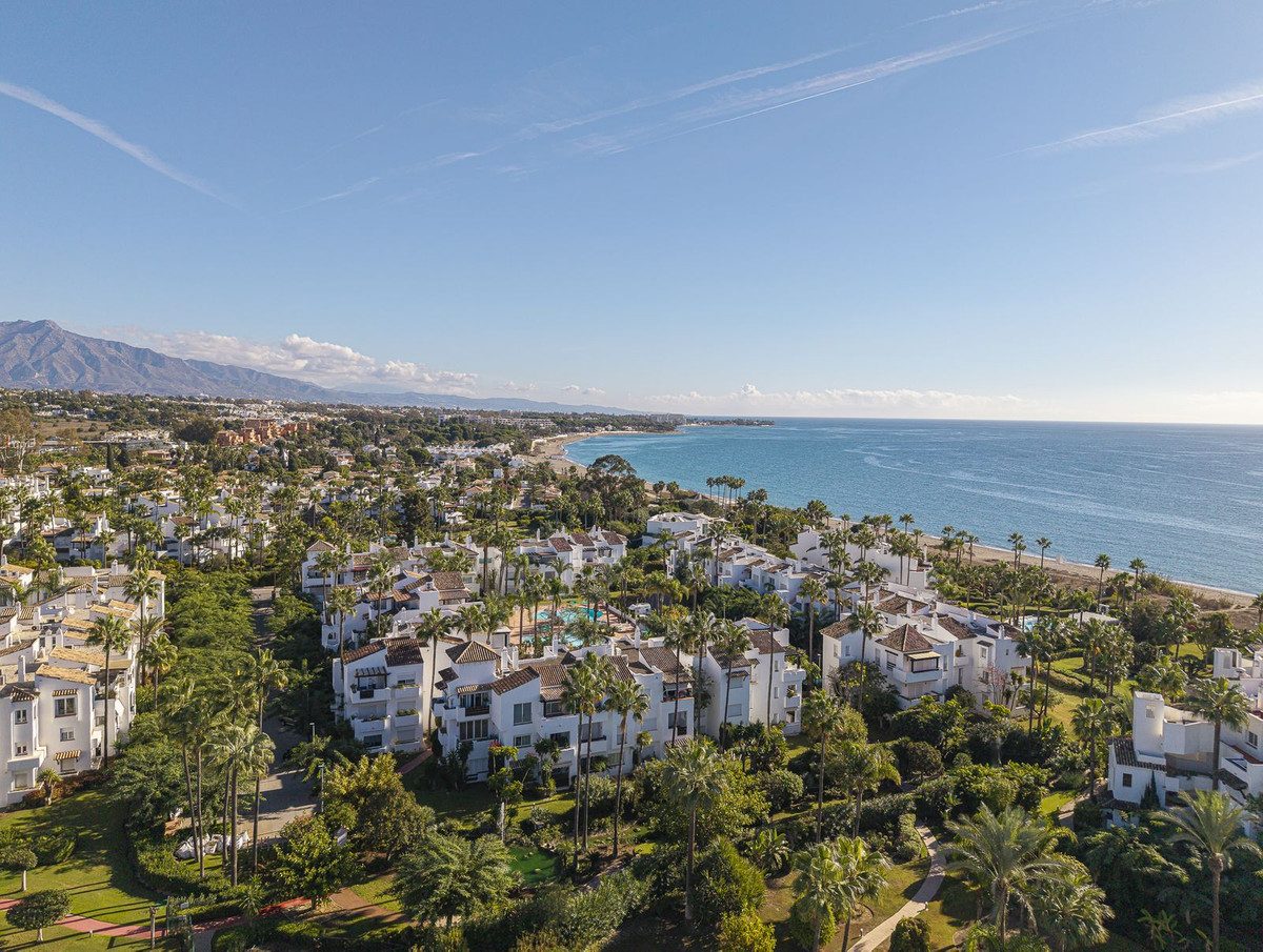 Middle Floor Apartment in Estepona, Costa del Sol – 2 beds – 995000 € - photo 16 of 31