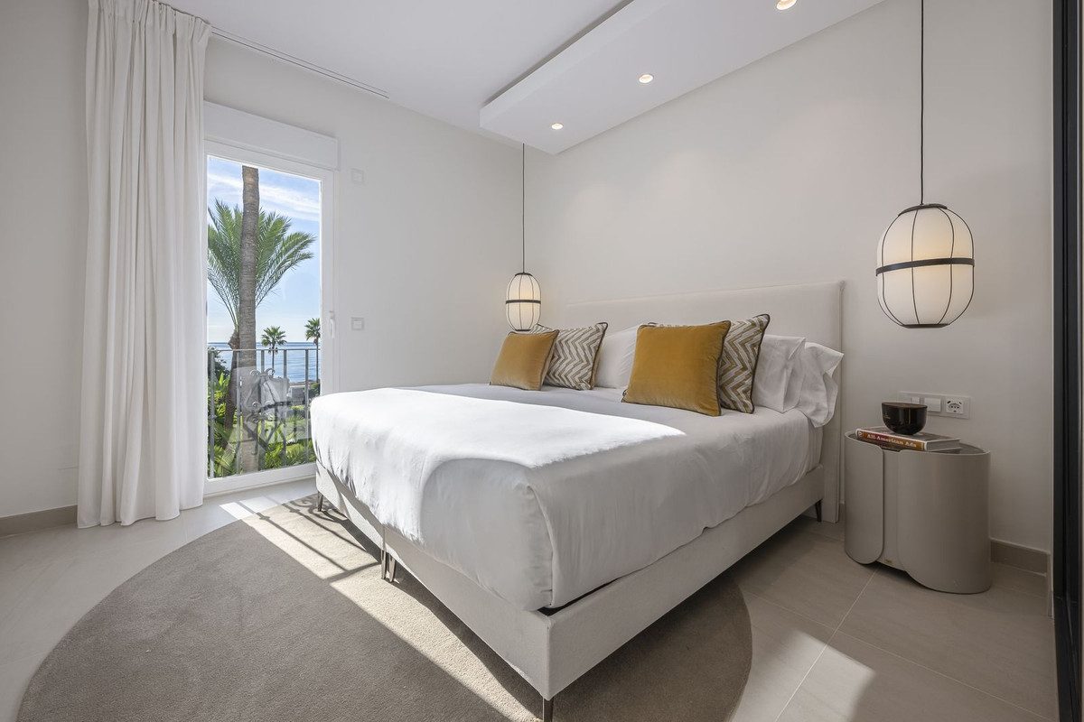Middle Floor Apartment in Estepona, Costa del Sol – 2 beds – 995000 € - photo 17 of 31