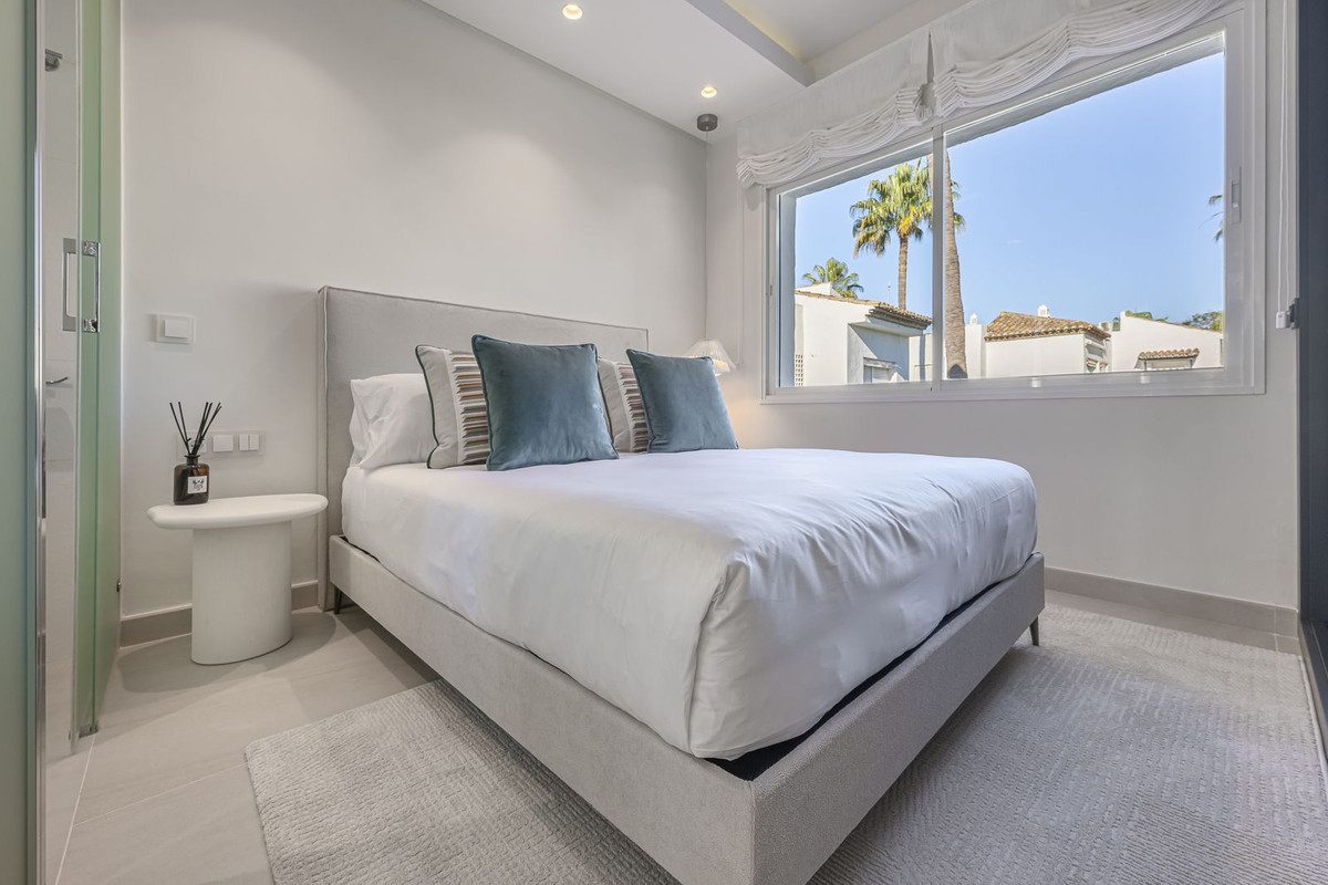 Middle Floor Apartment in Estepona, Costa del Sol – 2 beds – 995000 € - photo 23 of 31