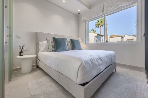 Middle Floor Apartment in Estepona, Costa del Sol – 2 beds – 995000 € - photo 23 of 31