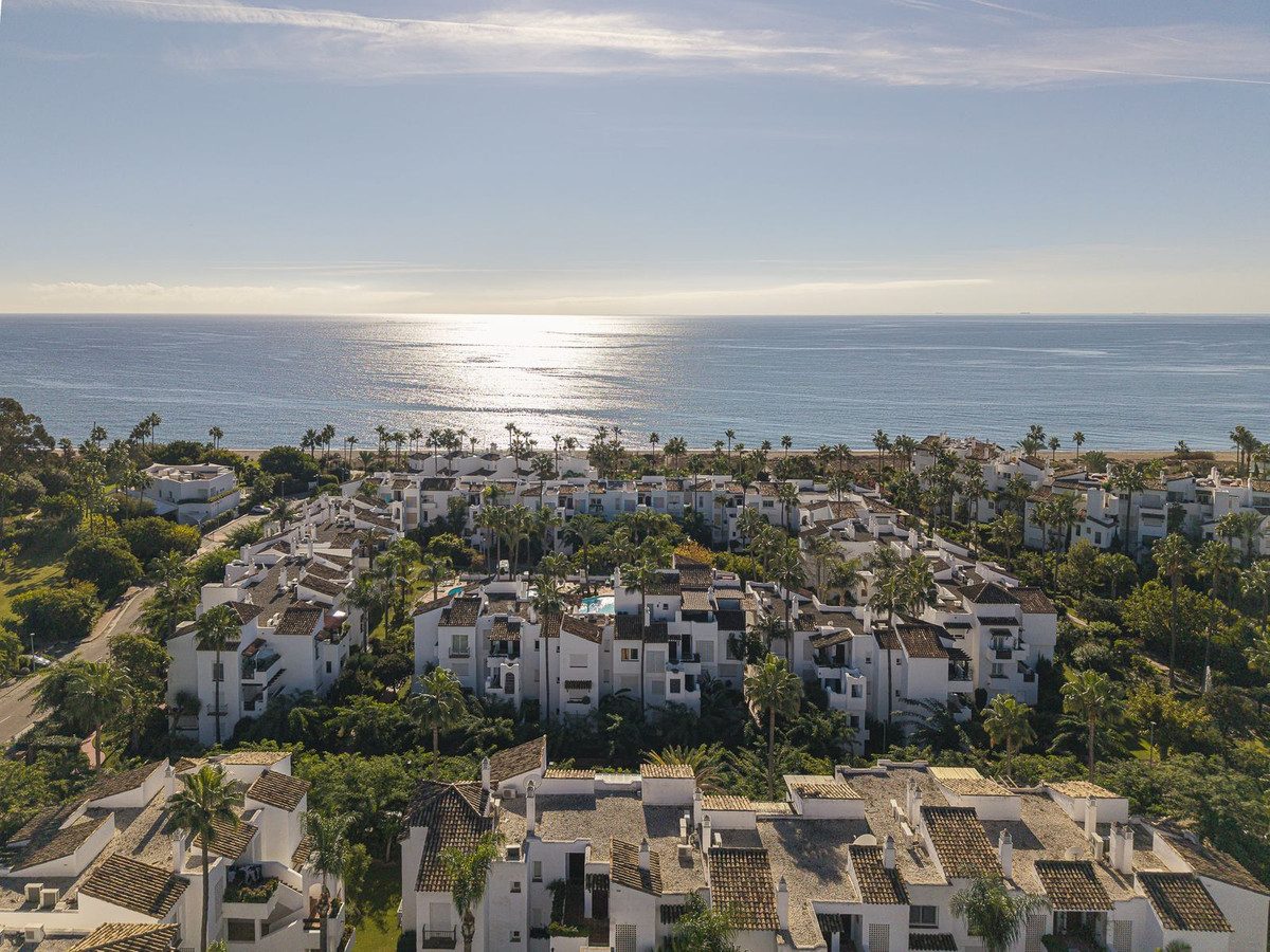 Middle Floor Apartment in Estepona, Costa del Sol – 2 beds – 995000 € - photo 26 of 31