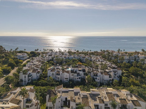 Middle Floor Apartment in Estepona, Costa del Sol – 2 beds – 995000 € - photo 26 of 31