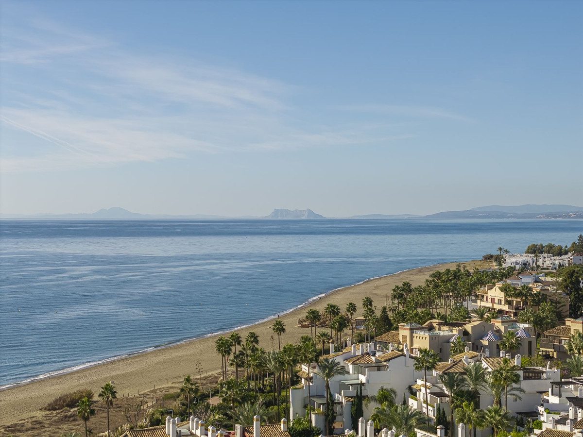 Middle Floor Apartment in Estepona, Costa del Sol – 2 beds – 995000 € - photo 27 of 31